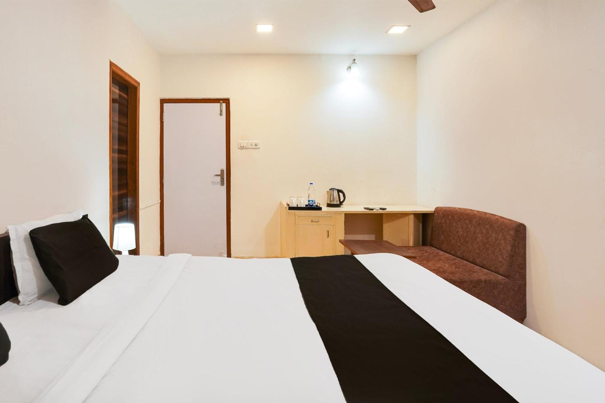 Hotel O Bridge Ahmedabad Esterno foto