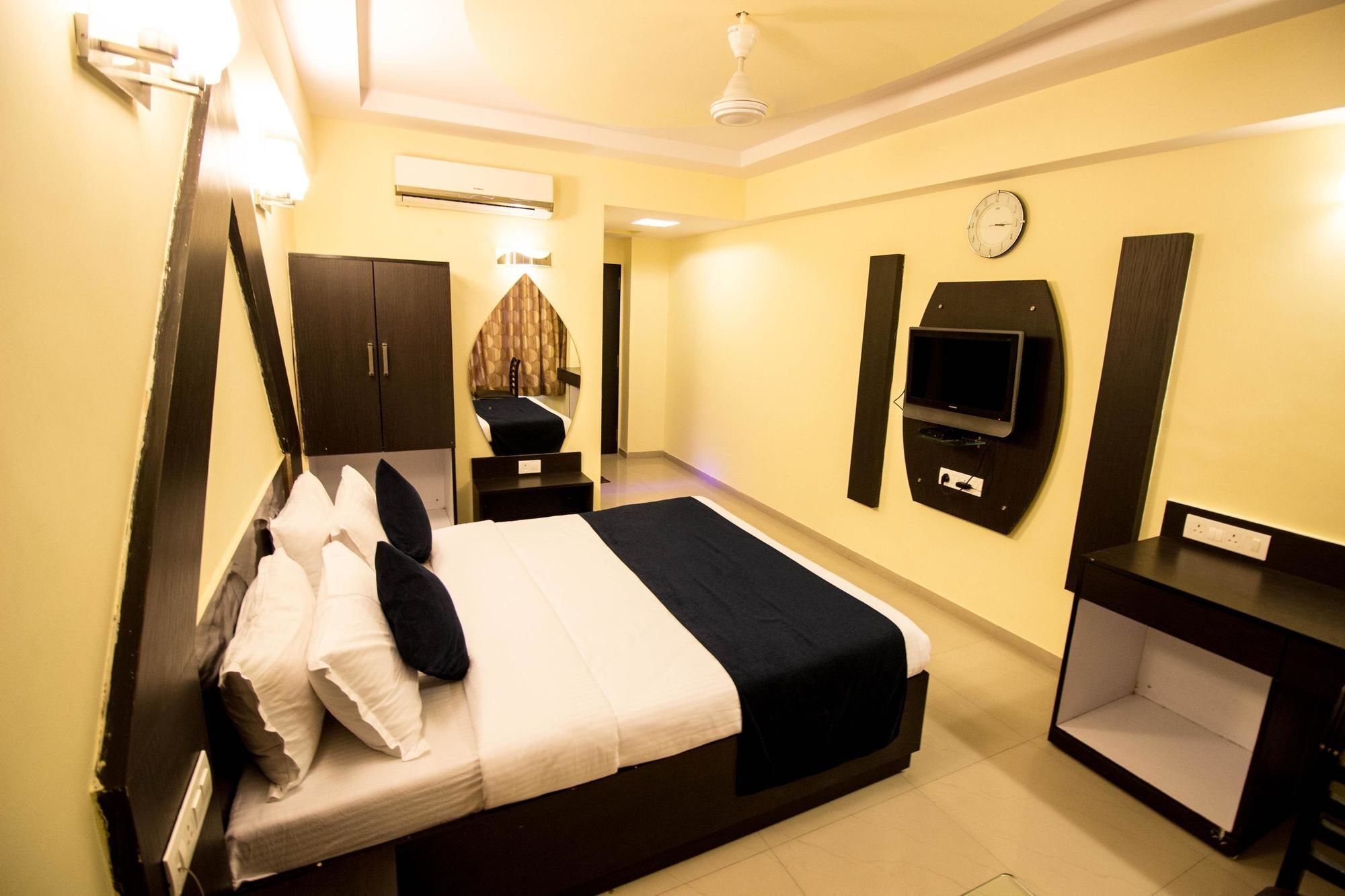 Hotel O Bridge Ahmedabad Esterno foto