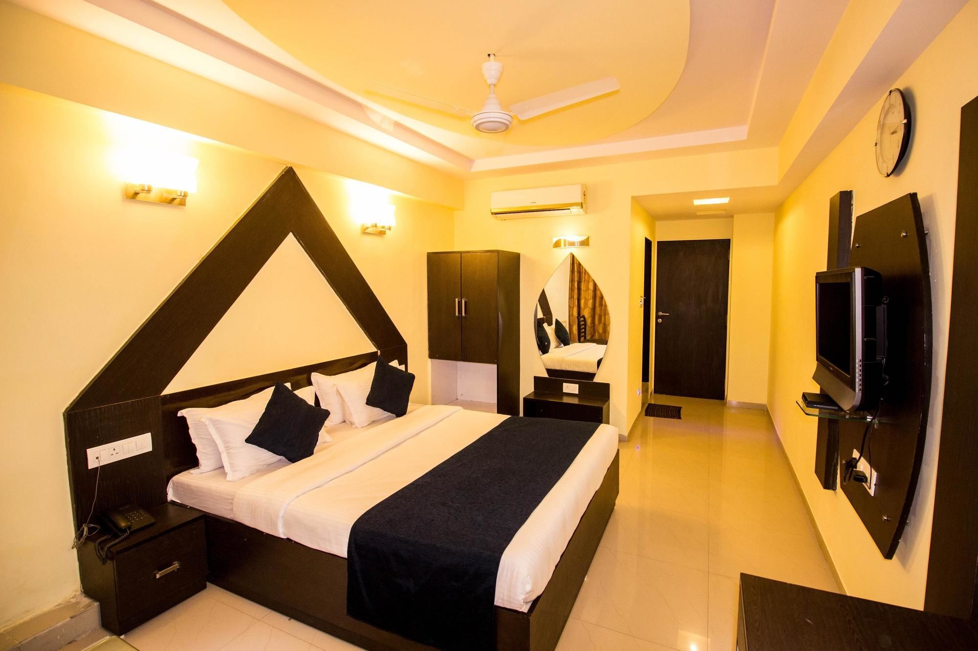 Hotel O Bridge Ahmedabad Esterno foto