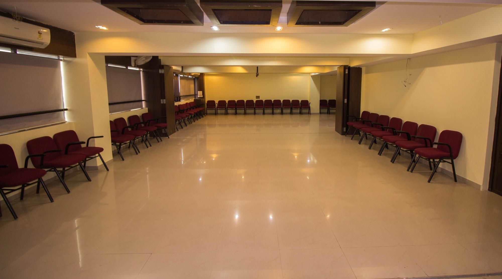 Hotel O Bridge Ahmedabad Esterno foto