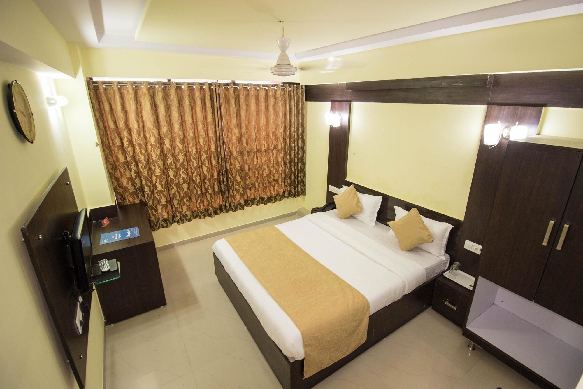 Hotel O Bridge Ahmedabad Esterno foto