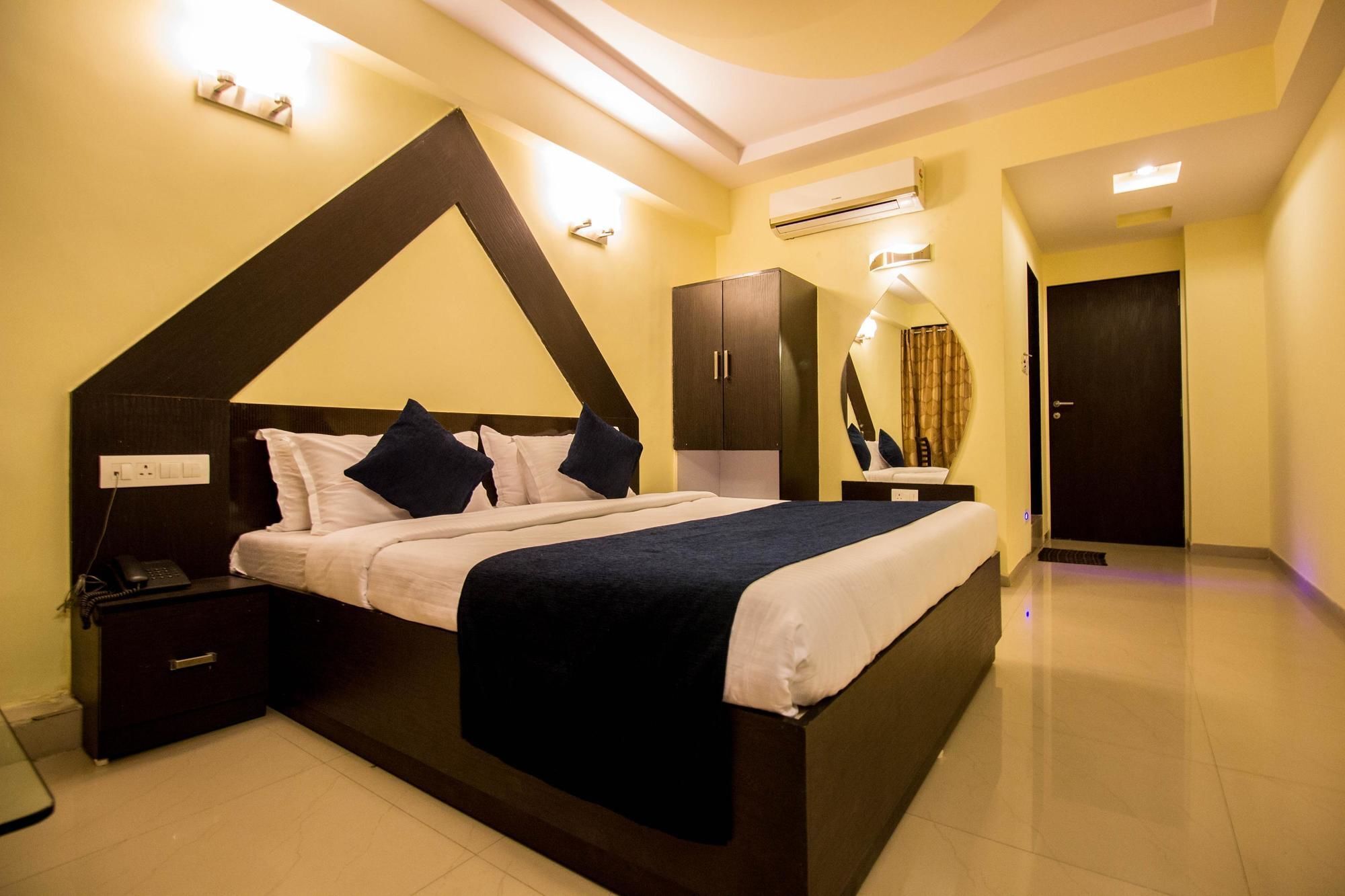 Hotel O Bridge Ahmedabad Esterno foto