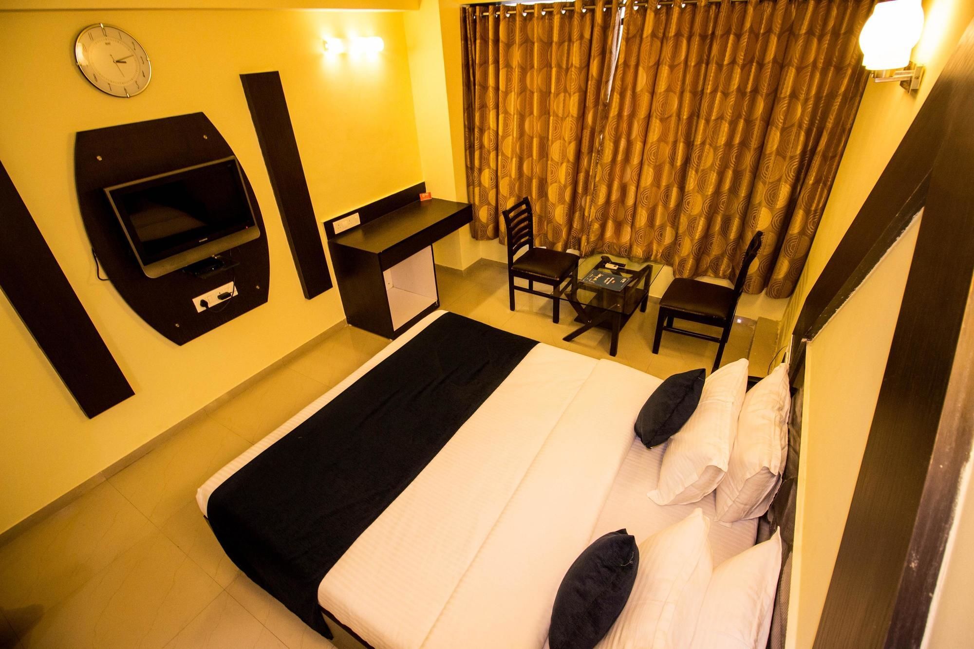 Hotel O Bridge Ahmedabad Esterno foto