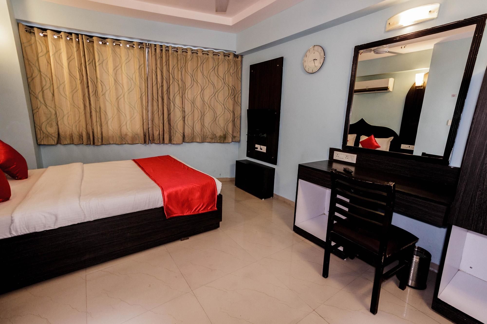 Hotel O Bridge Ahmedabad Esterno foto