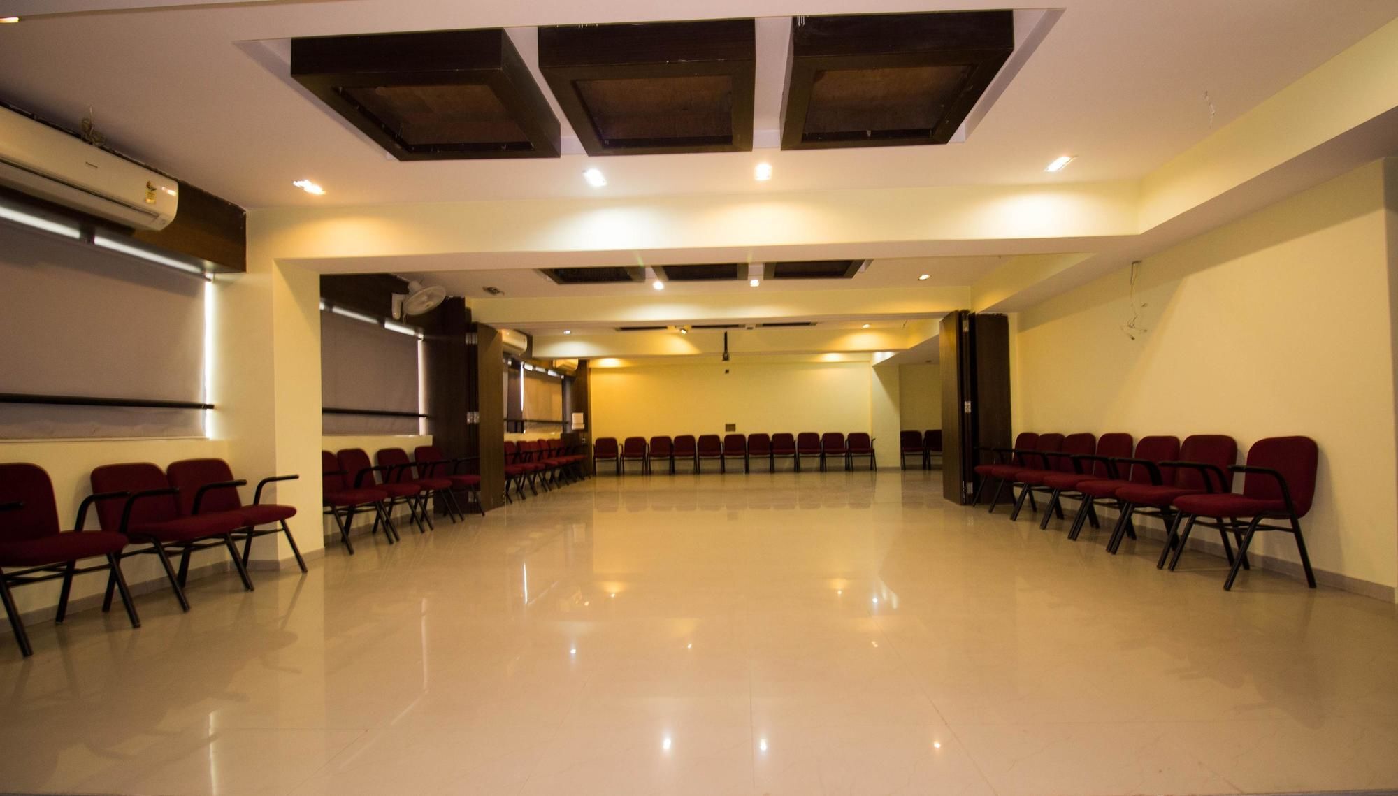 Hotel O Bridge Ahmedabad Esterno foto