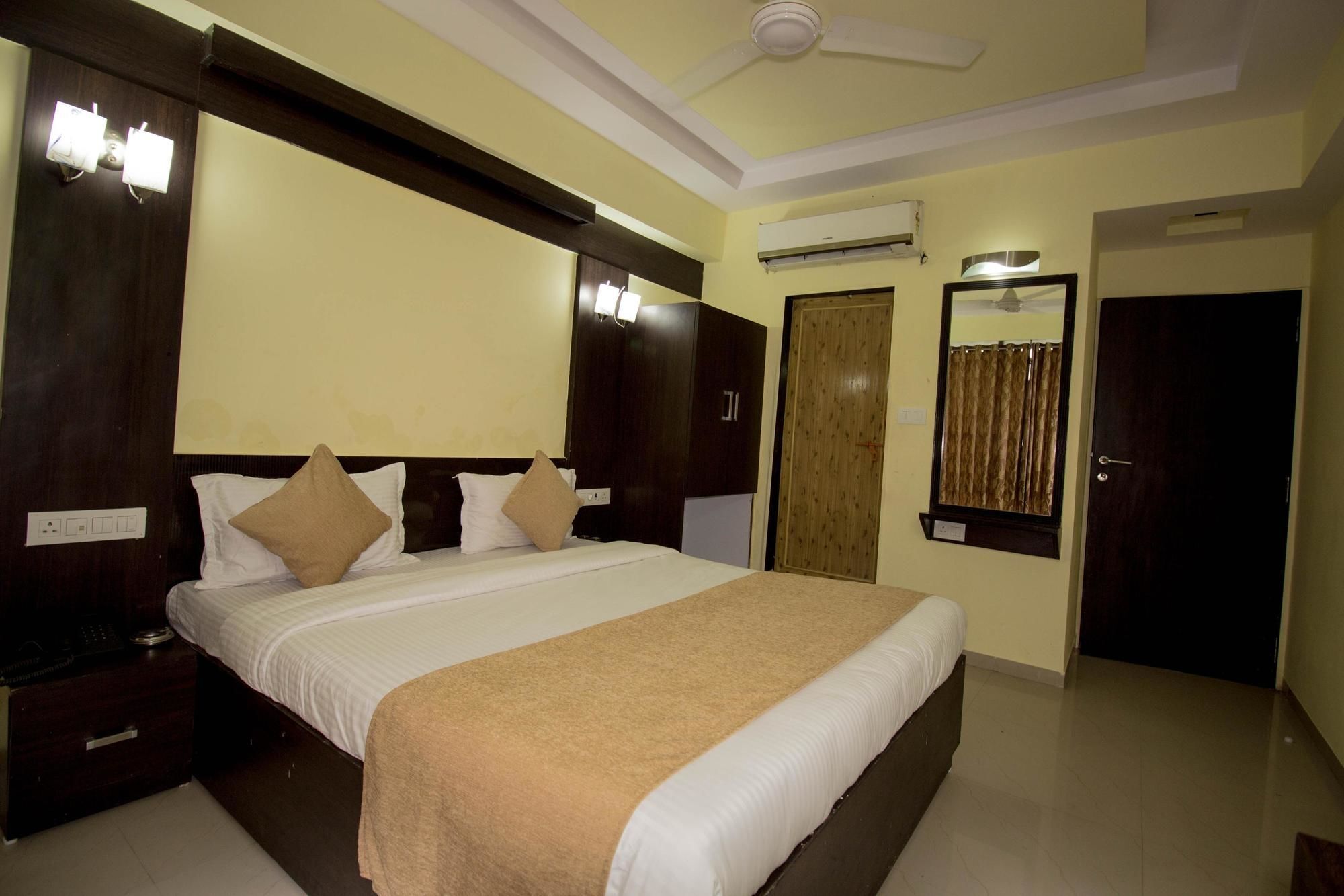 Hotel O Bridge Ahmedabad Esterno foto