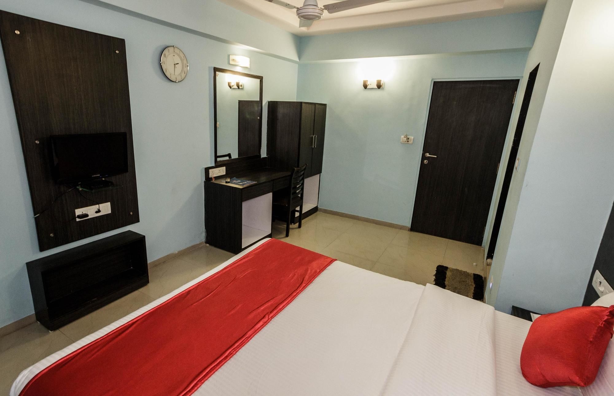 Hotel O Bridge Ahmedabad Esterno foto